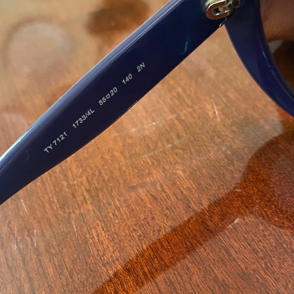 Stylish Blue and White Geometric Sunglasses - Picture 3 of 8